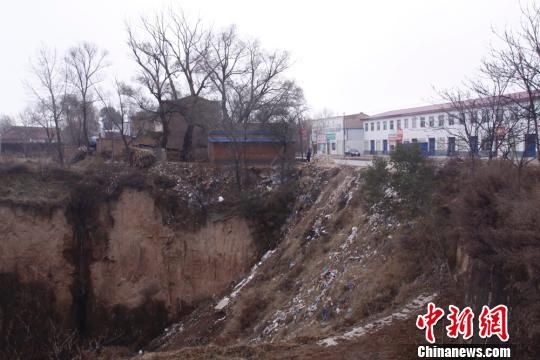 圖為未填黃土之前的安家寺大溝。慶城縣委外宣辦供