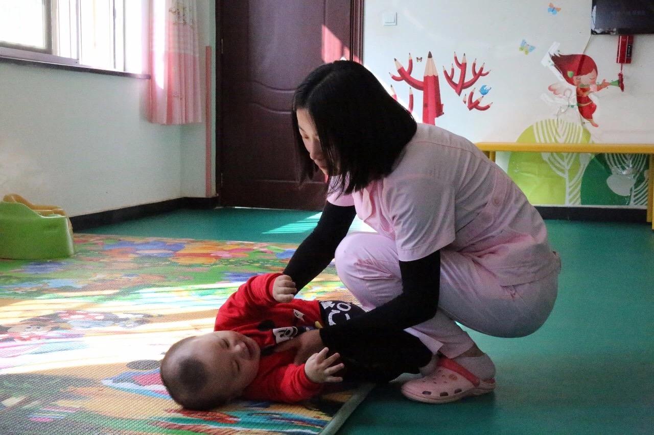 以愛(ài)之名，90后女孩重回福利院