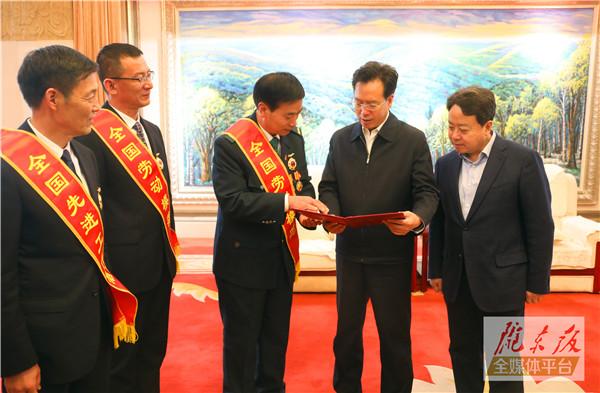 慶陽市3名全國勞動模范和先進(jìn)工作者載譽(yù)歸來！贠建民盧小亨親切會見