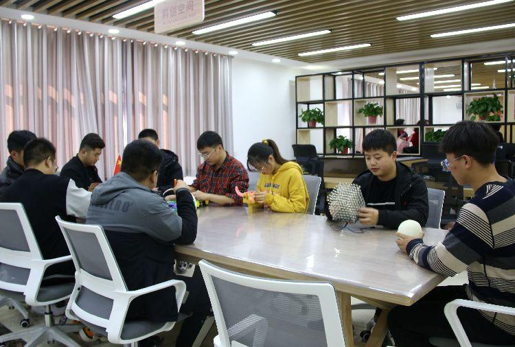 介子路社區(qū)360大學(xué)生社會實(shí)踐基地科創(chuàng)空間。  本報(bào)記者  盤小美  攝 