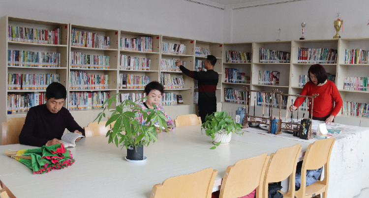 居民在社區(qū)城市書吧看書、繪畫。  通訊員  郭芳  攝  