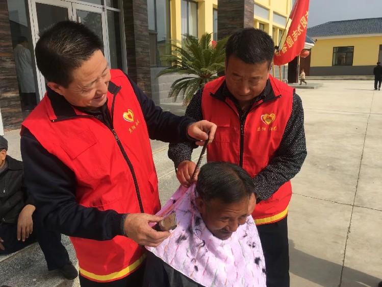 慶陽市陽光志愿者協(xié)會志愿者在什社敬老院給老人理發(fā)。  通訊員  陽光  攝  