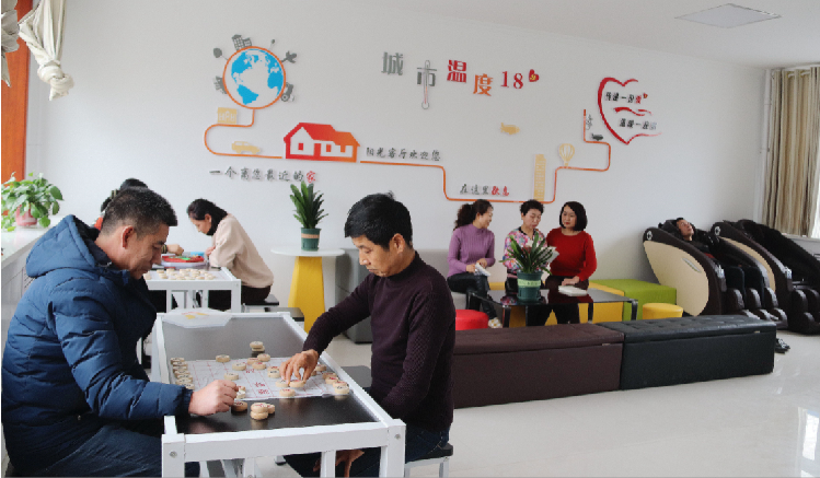 市民在東大街社區(qū)陽光客廳休閑娛樂。  通訊員  郭芳  攝  
