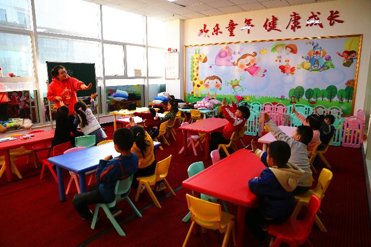 麗景幼兒園學(xué)生在合水東路社區(qū)的“四點(diǎn)半課堂”做互動游戲。  通訊員  翟娜娜  攝  