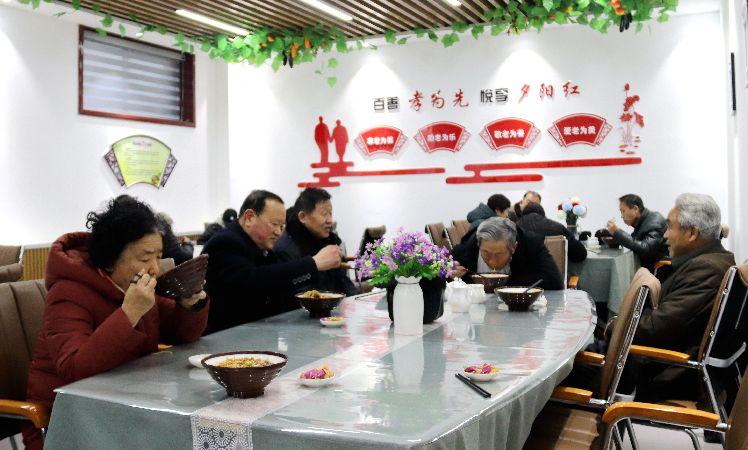 南苑路社區(qū)，老人在“老年餐桌”就餐。  通訊員  耿洋洋  攝  