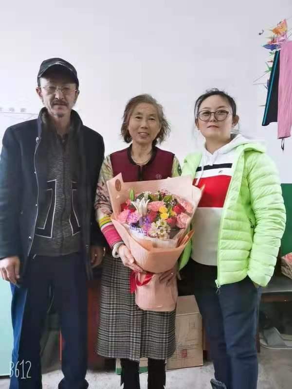 李桂芝和女兒牟鯤鵬、丈夫張順在一起