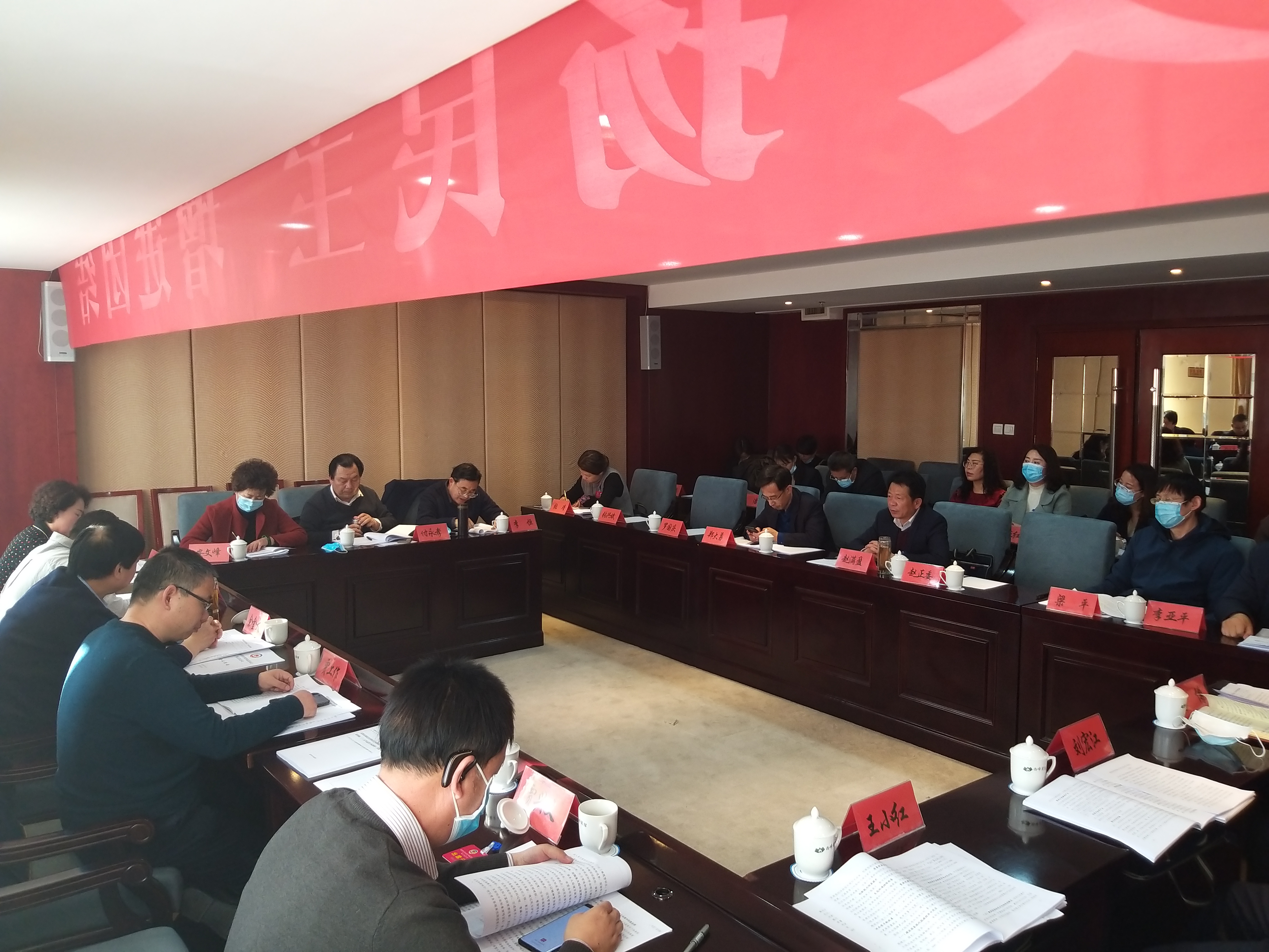 市政協(xié)委員繼續(xù)分組討論市委書記講話和相關報告。