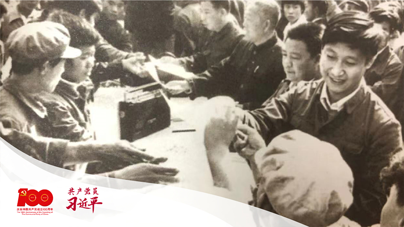 習(xí)近平帶領(lǐng)縣委工作人員在正定接頭發(fā)放《民意調(diào)查表》。 （圖片來源于《習(xí)近平在正定》）