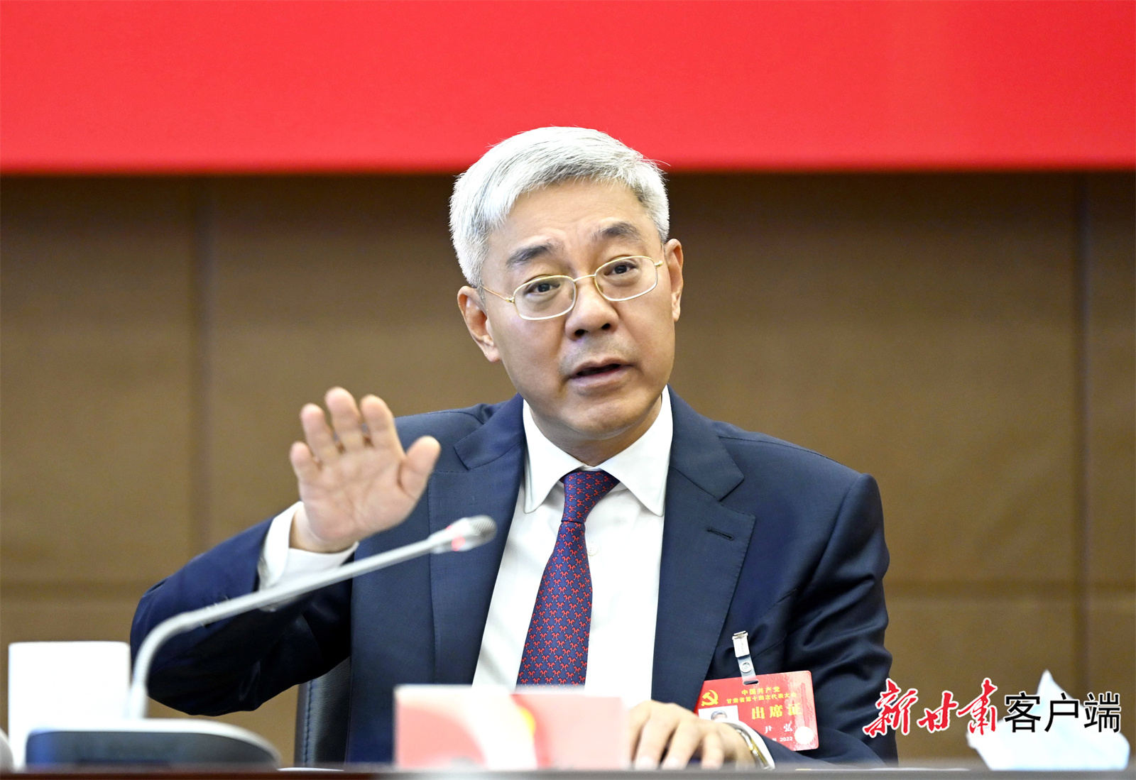 尹弘?yún)⒓游渫写韴F討論時強調(diào)：找準功能定位，發(fā)揮比較優(yōu)勢，積極融入“一核三帶”區(qū)域發(fā)展格局