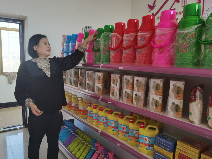 西峰區(qū)后官寨鎮(zhèn)帥堡村“巾幗家美積分超市”工作人員在整理物品。 通訊員 翟娜娜 攝