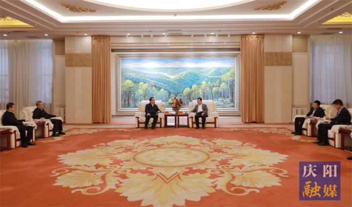 黃澤元與長慶油田分公司執(zhí)行董事、黨委書記李戰(zhàn)明和總經(jīng)理、黨委副書記余浩杰一行座談