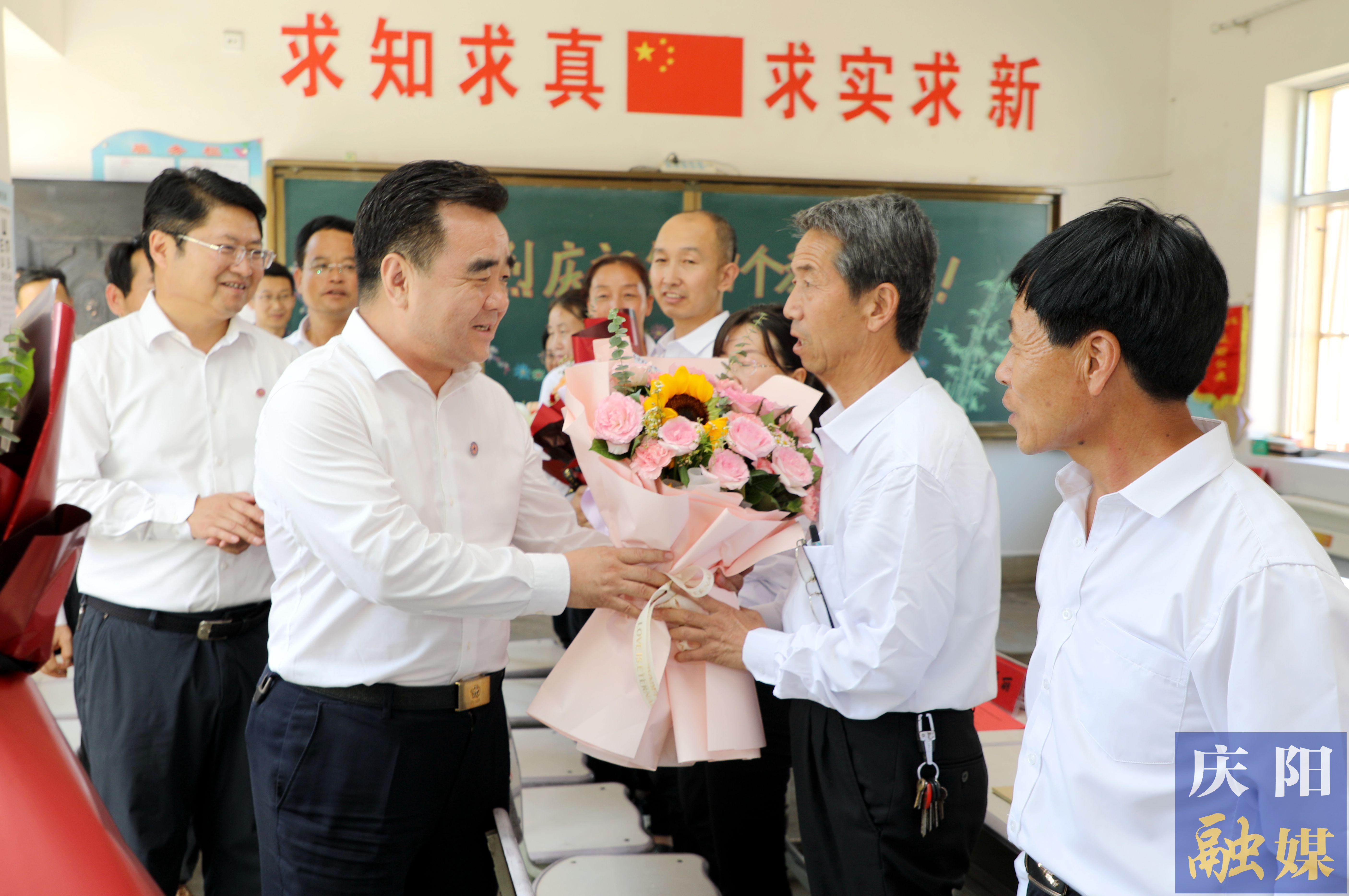 黃澤元在鎮(zhèn)原縣屯字鎮(zhèn)田嶺小學(xué)走訪慰問一線教師 勉勵大家擔(dān)當(dāng)教育使命，當(dāng)好美麗園丁，引領(lǐng)鄉(xiāng)村文化，努力培養(yǎng)德智體美勞全面發(fā)展的社會主義建設(shè)者和接班人