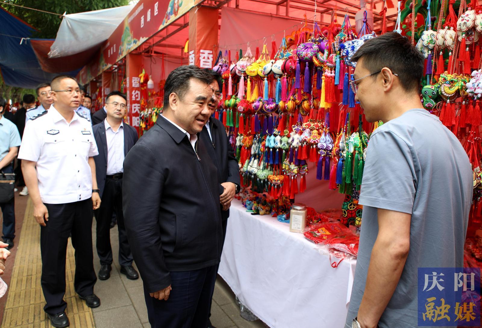黃澤元在檢查第十九屆慶陽香包民俗文化節(jié)準備工作時強調(diào) 用心打磨每個環(huán)節(jié) 精心提升每個細節(jié) 高標準高質量把文化盛會辦成功辦圓滿辦精彩