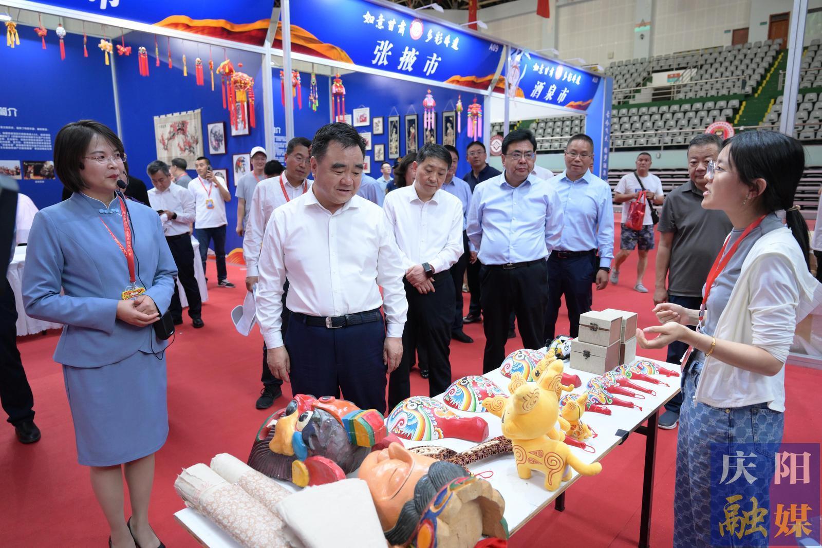 黃澤元周繼軍在督查驗收第十九屆“香包節(jié)”籌備工作時強調(diào) 精益求精完善 精致精細組織 用心用情服務 努力把“香包節(jié)”辦成高水平高質量的文化盛會