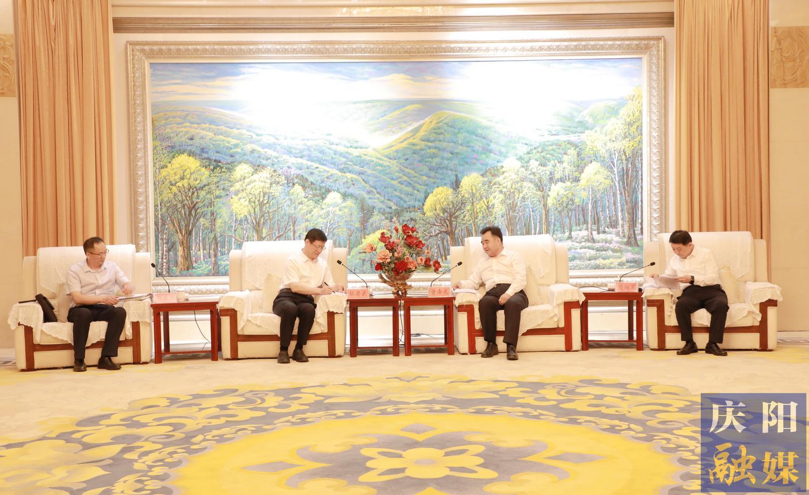 黃澤元周繼軍與華電集團(tuán)副總工程師、華電煤業(yè)集團(tuán)黨委書記、董事長杜將武一行座談