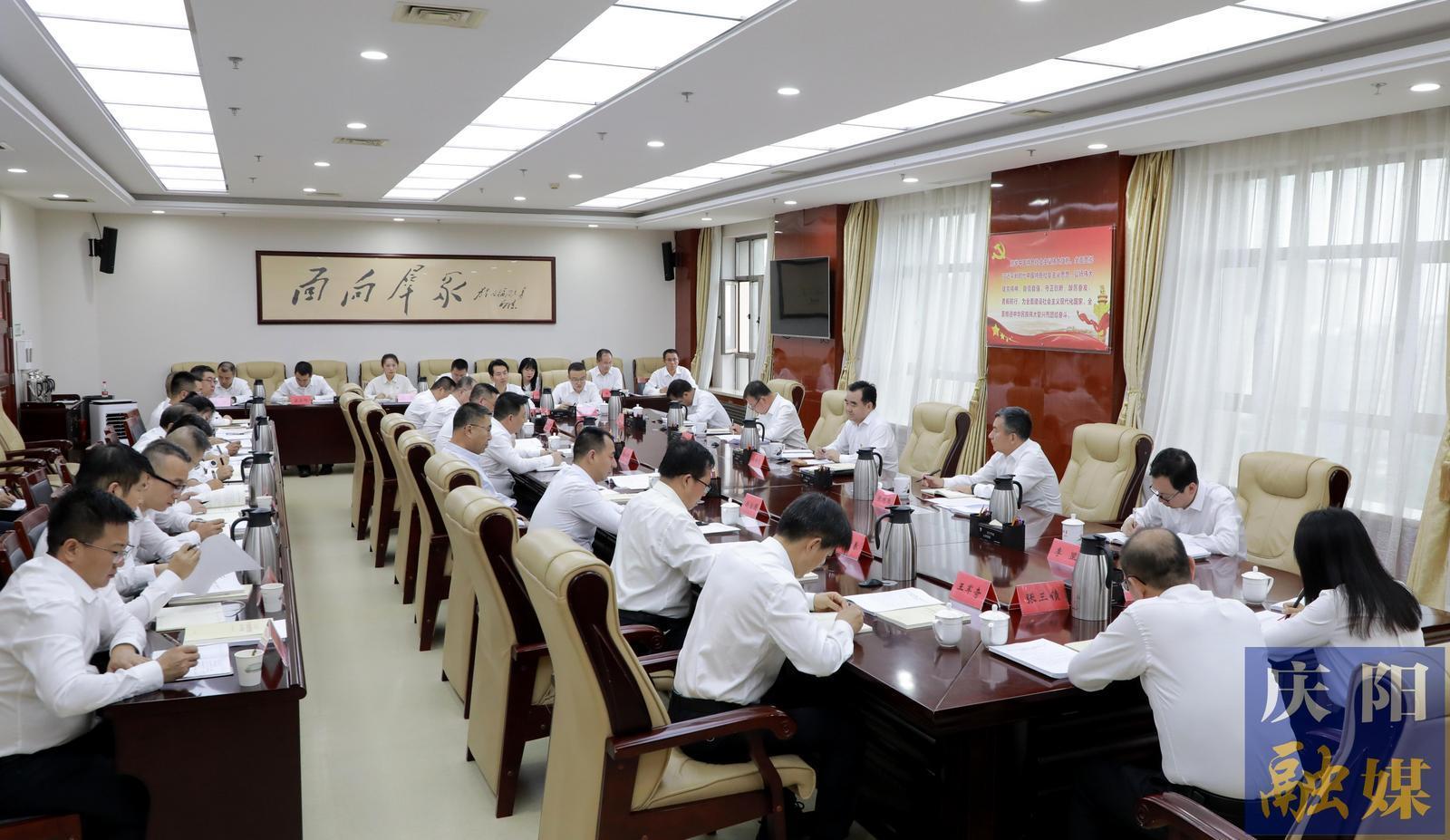 黃澤元在市委辦公室黨總支講專題黨課 勉勵全體黨員在知紀明紀上下功夫，在增強自覺上常修煉，在工作質(zhì)量上見實效，切實把黨紀學習教育成效轉(zhuǎn)化為擔當作為、干事創(chuàng)業(yè)的強大動力