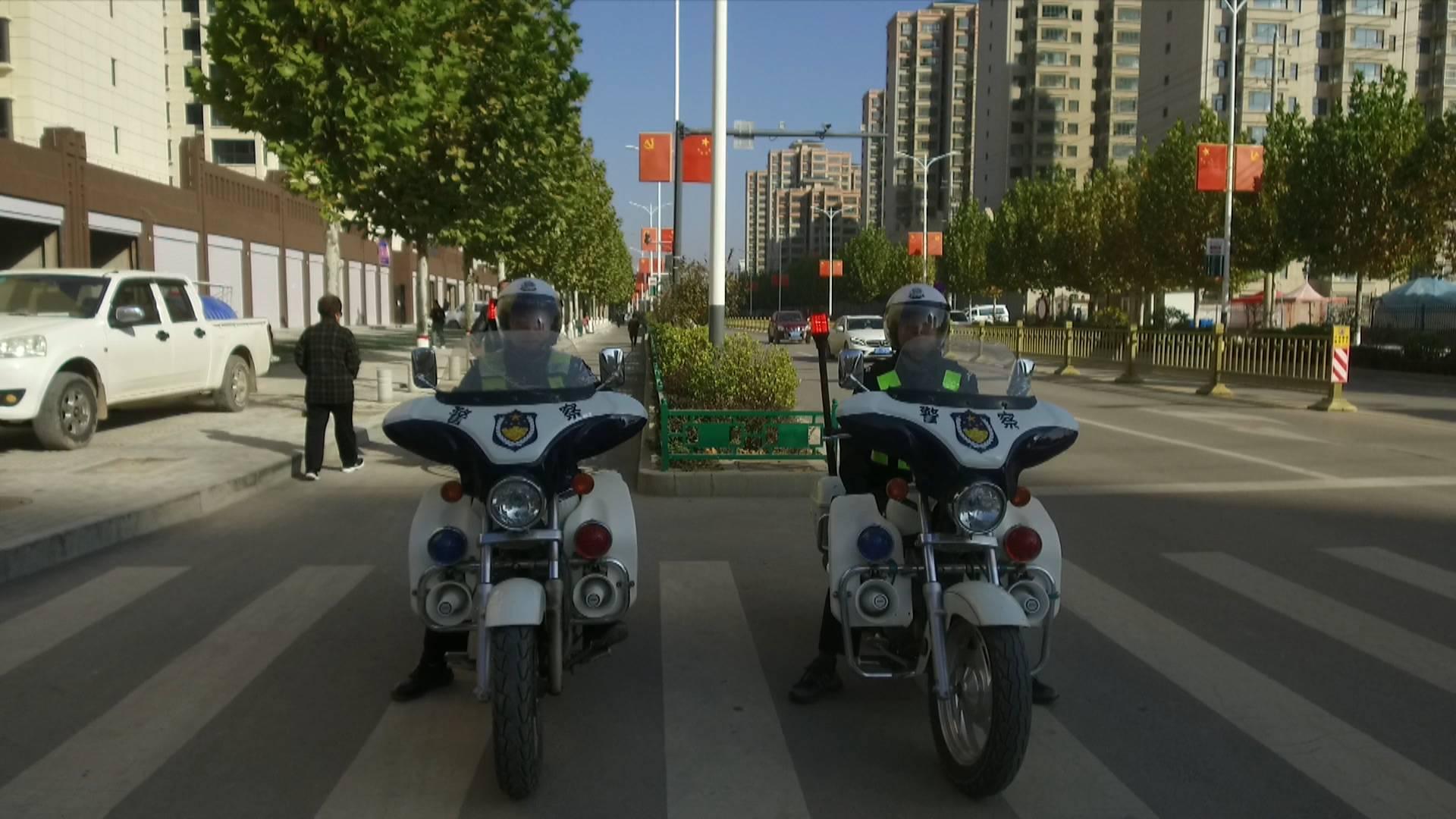 合水縣公安局交警大隊開展校園周邊接送學(xué)生車輛專項(xiàng)整治行動