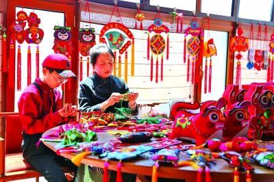 甘肅慶陽(yáng)香包：纖纖素指繡萬象