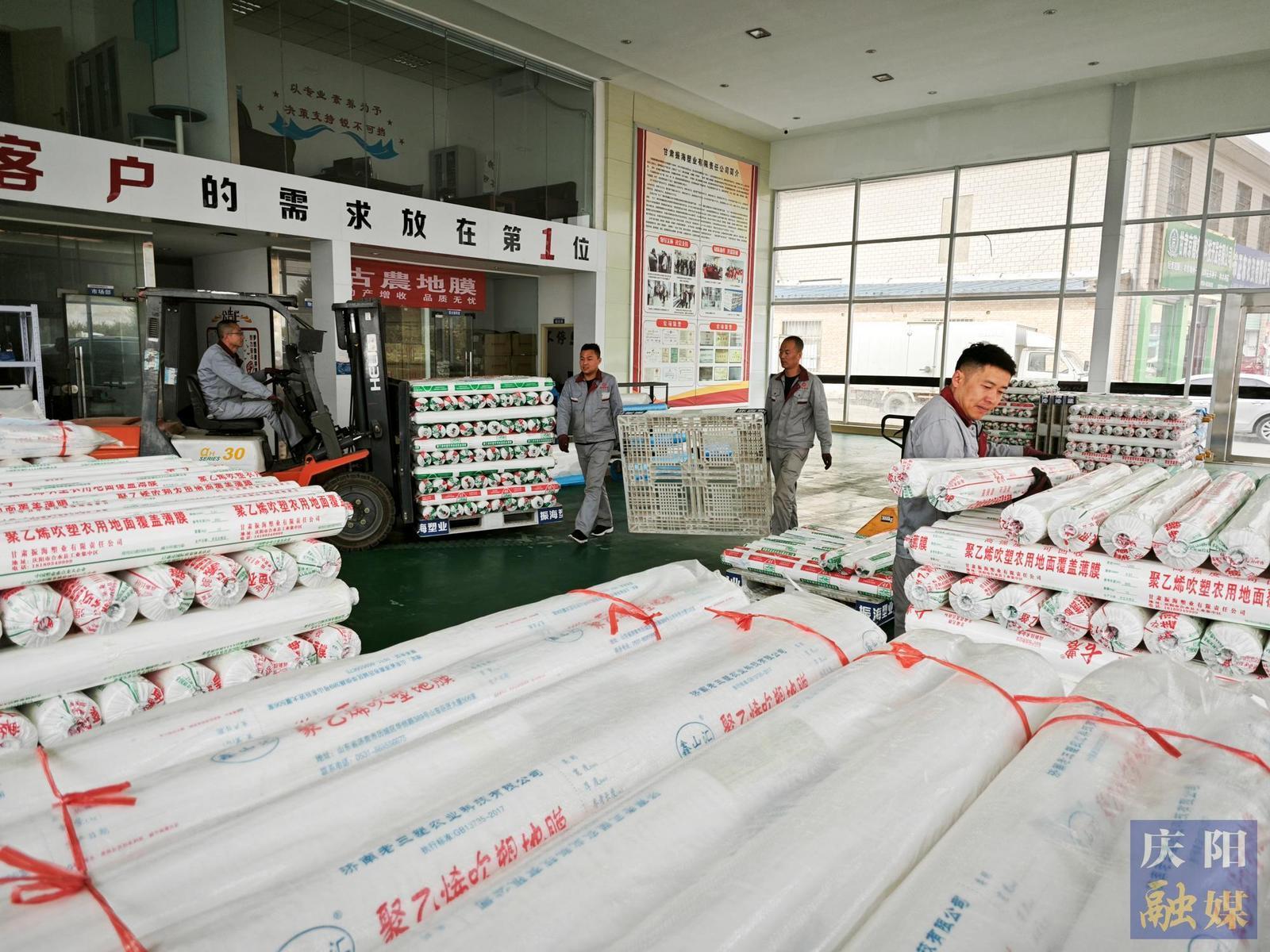 【攝影報道】春耕備耕正當時 西峰區(qū)農資農機購銷兩旺