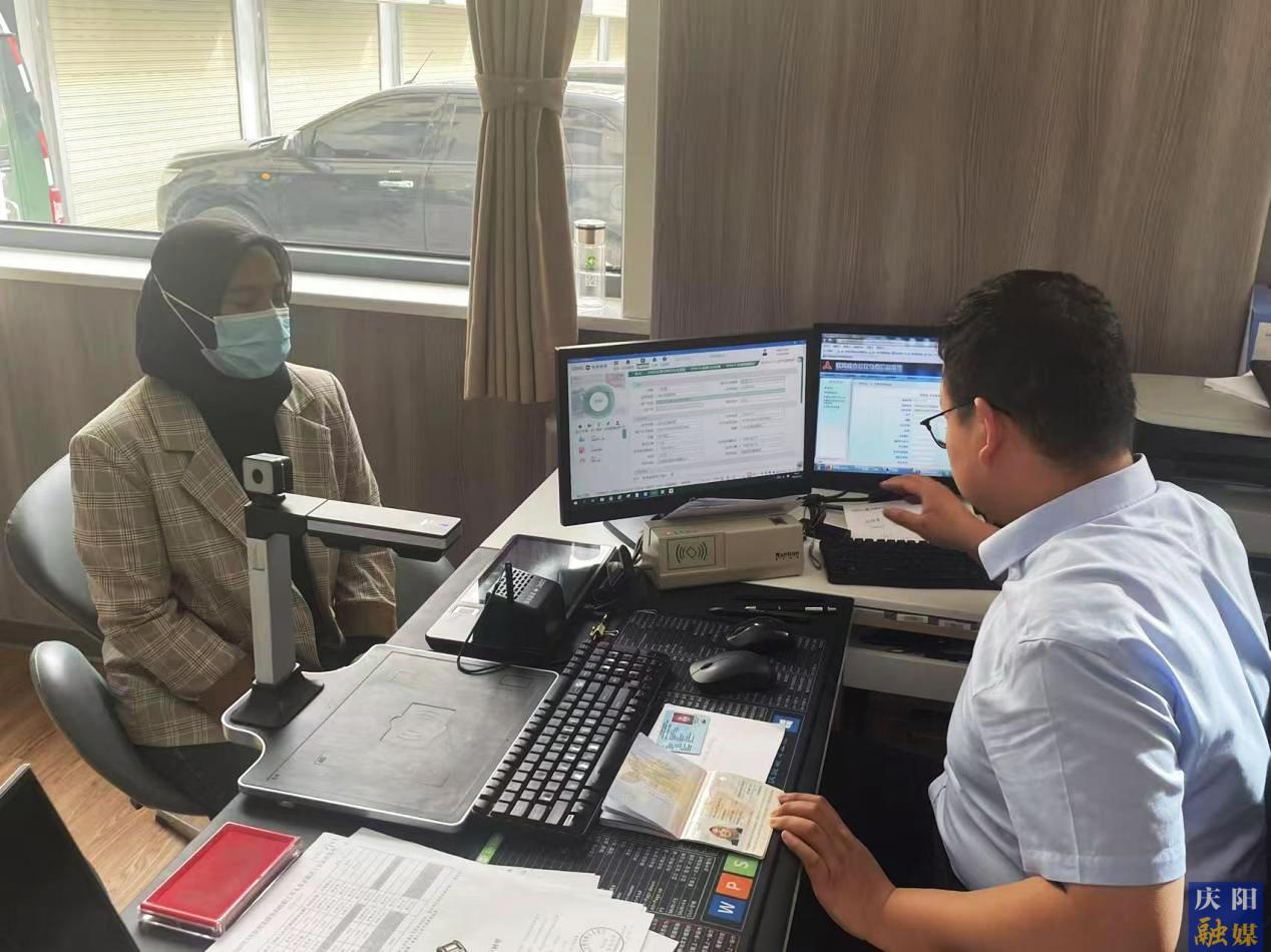 環(huán)縣首張外籍人員社?？ǔ晒k理