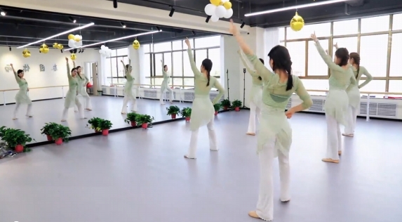 歷經(jīng)十余載風(fēng)雨兼程，夢(mèng)玉女子藝術(shù)團(tuán)在各界關(guān)懷下茁壯成長(zhǎng)