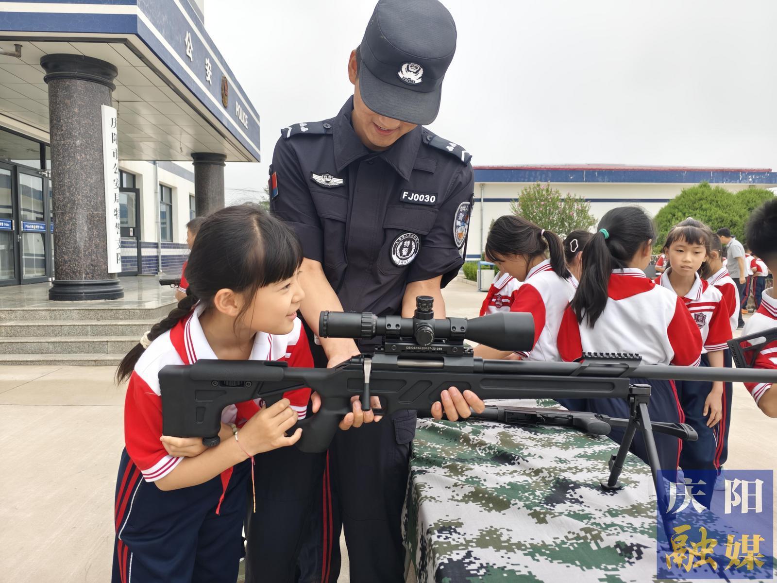 慶陽(yáng)市少年警校“紅領(lǐng)巾進(jìn)警營(yíng)”實(shí)踐體驗(yàn)營(yíng)活動(dòng)開展