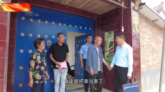 【慶陽(yáng)榜樣】李鵬飛：把群眾的事當(dāng)成自己的事他能在凌晨?jī)牲c(diǎn)提著水桶沖向火場(chǎng)救出11條人命；他能為一樁積怨16年的鄰里糾紛上門(mén)調(diào)解9次；他能讓刑滿(mǎn)釋放人員重新找到生活的希望。他就是寧縣中村鎮(zhèn)政府信訪和矛盾糾紛調(diào)處干部李鵬飛